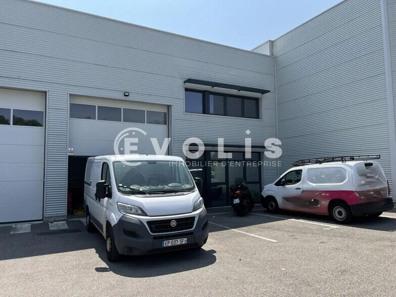 Local d’activités dans Genas à louer - Photo de l’immeuble – Image 1 sur 11