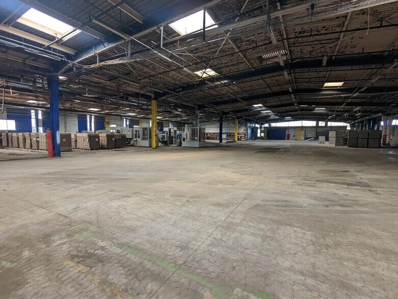 Industriel/Logistique dans Évreux à louer - Photo de l’immeuble – Image 1 sur 1