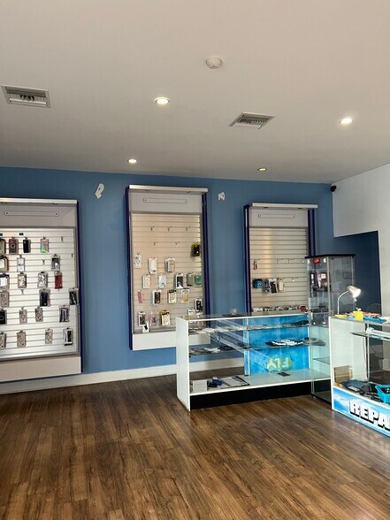6327 S Orange Ave, Orlando, FL à louer - Photo intérieure – Image 3 sur 12