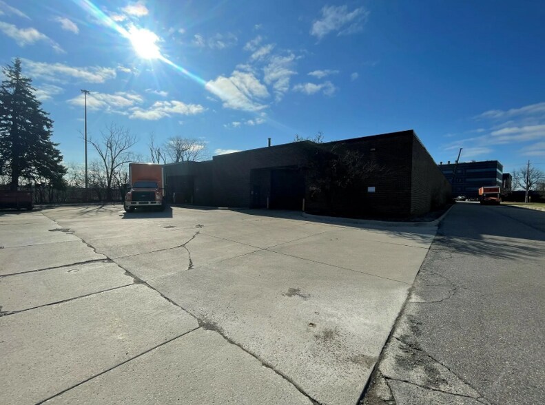24524 W 11 Mile Rd, Southfield, MI à vendre - Photo de l’immeuble – Image 3 sur 9