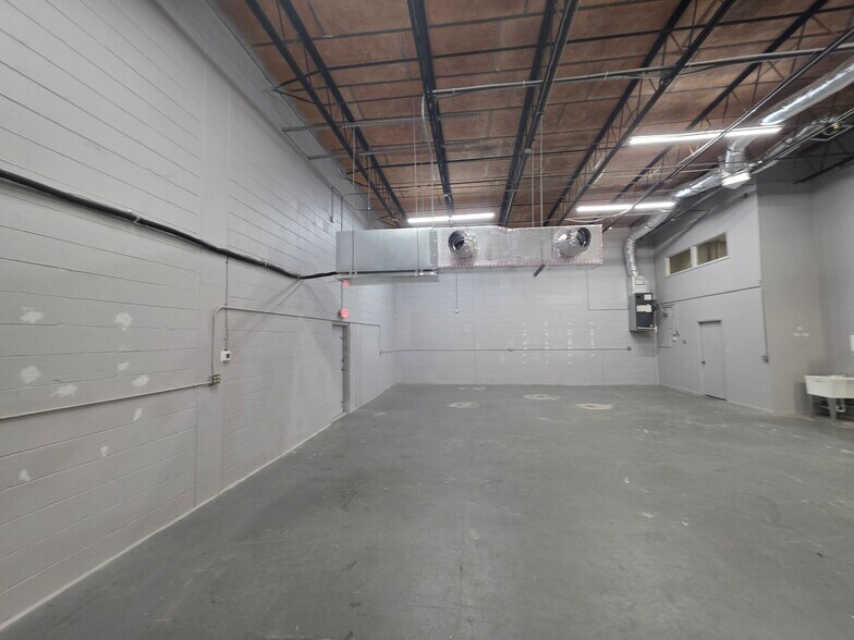 3550 N Morris St, Saint Petersburg, FL à louer - Photo de l’immeuble – Image 2 sur 32