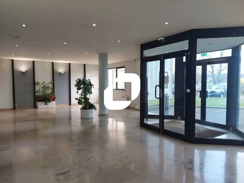 Bureau dans Coignières à vendre - Hall d’entrée – Image 2 sur 5