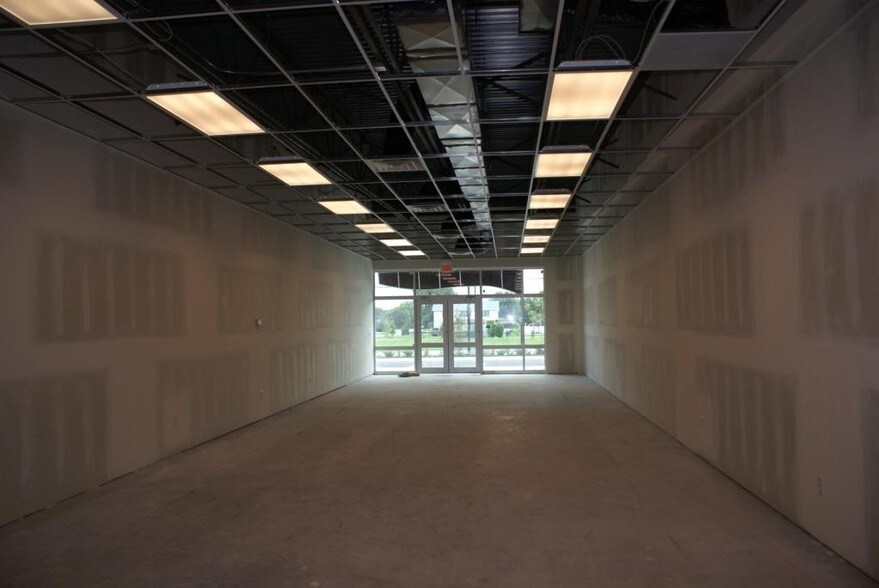 5801 Columbia Pky, Rockford, IL à louer - Hall d’entrée – Image 3 sur 13