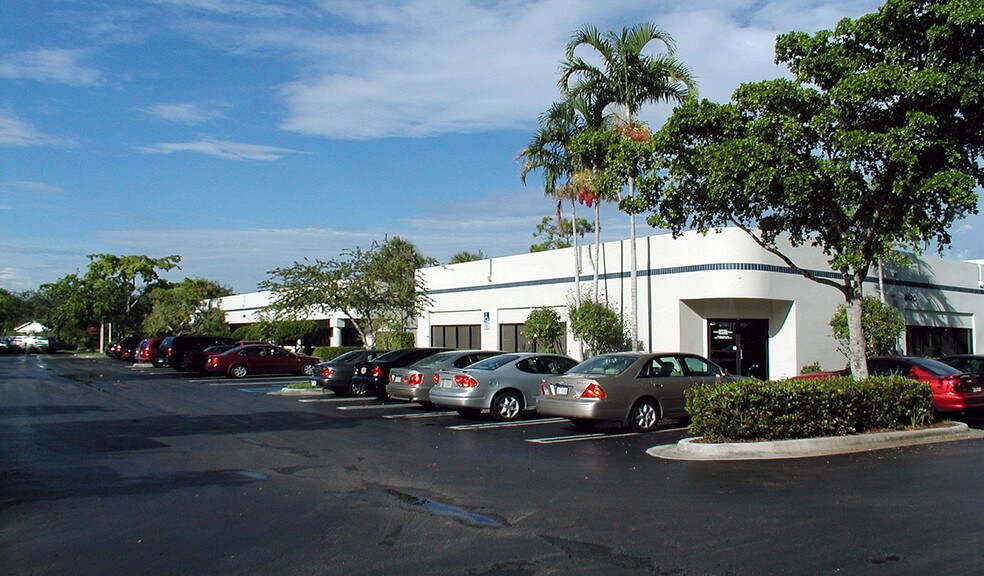 8100-8110 Royal Palm Blvd, Coral Springs, FL à louer - Photo de l’immeuble – Image 2 sur 19
