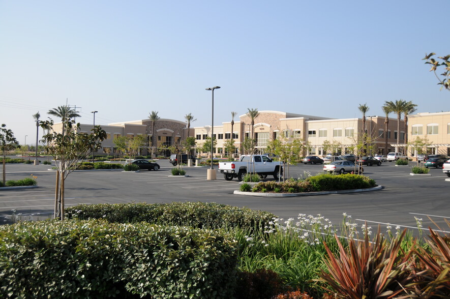 15325 Fairfield Ranch Rd, Chino Hills, CA à louer - Photo de l’immeuble – Image 2 sur 13