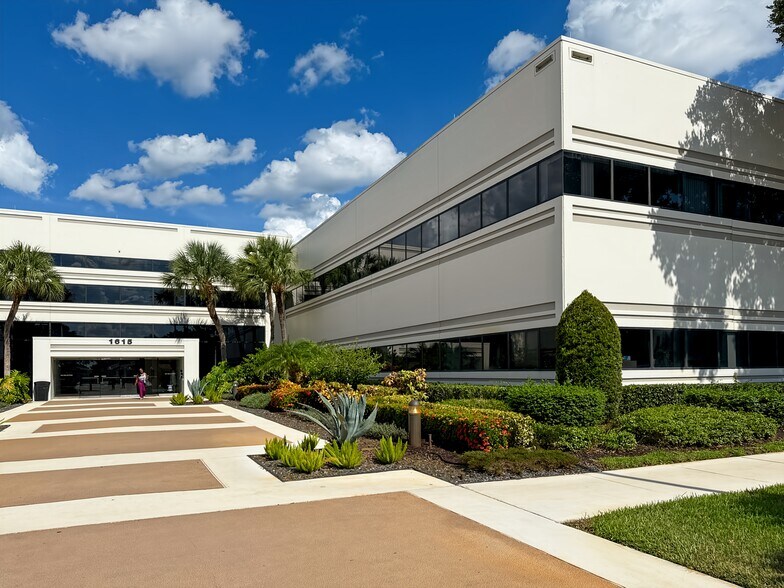 1615 S Congress Ave, Delray Beach, FL à louer - Photo de l’immeuble – Image 3 sur 15