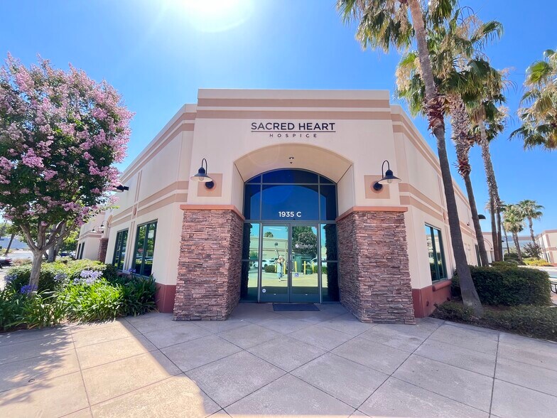 1935 Chicago Ave, Riverside, CA à vendre - Photo de l’immeuble – Image 1 sur 23