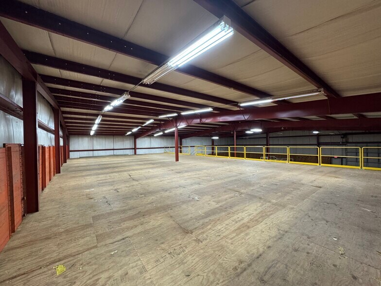 7,000SF & 7,500SF Light Industrial portefeuille de 2 biens à vendre sur LoopNet.fr - Photo intérieure – Image 2 sur 15