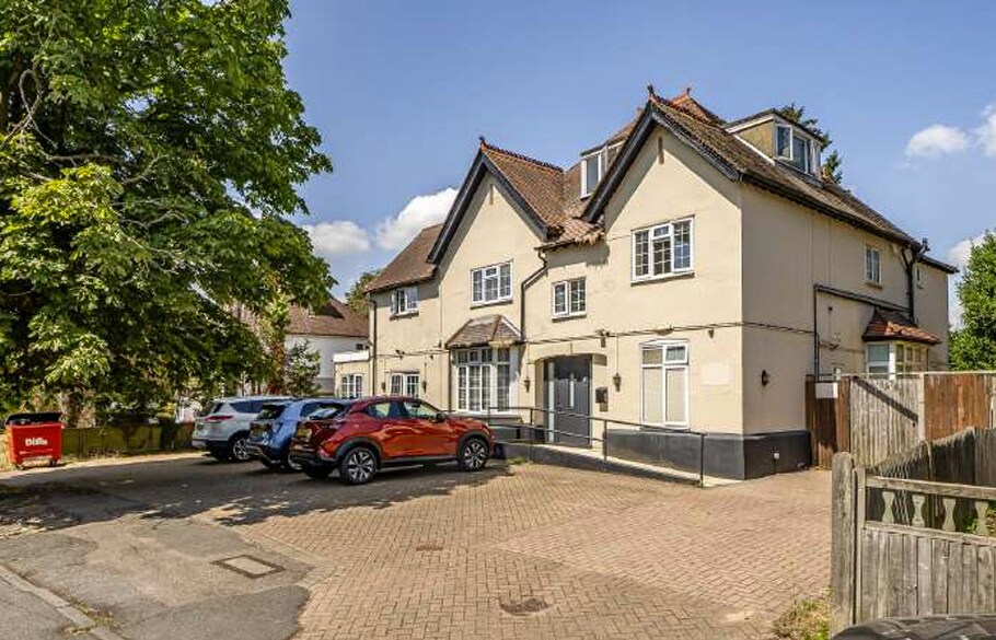 2 Queens Park Rd, Caterham à vendre - Photo principale – Image 1 sur 2