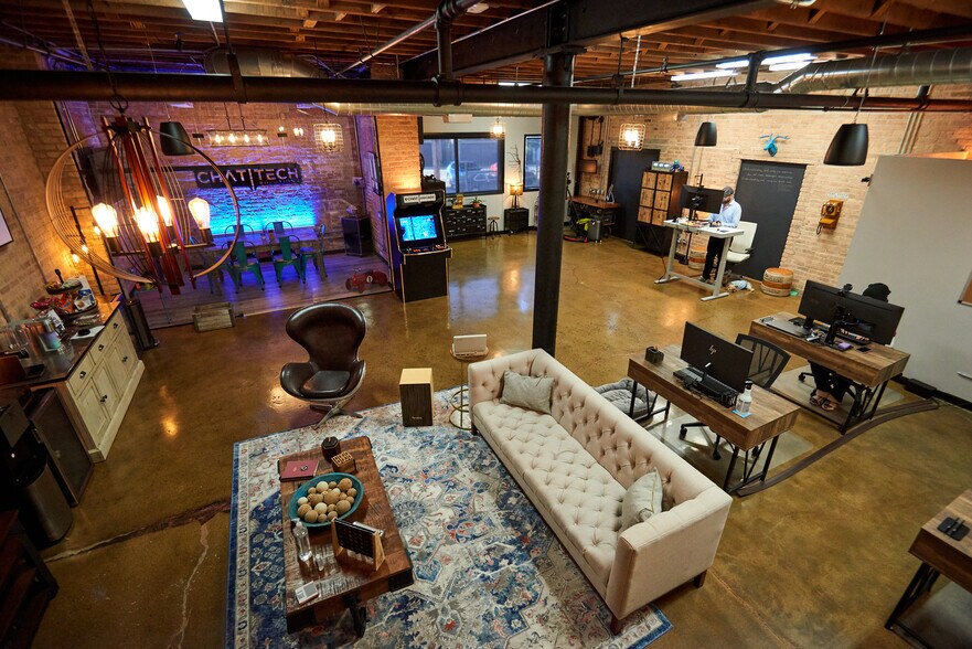 4256 N Ravenswood Ave, Chicago, IL à louer - Photo de l’immeuble – Image 2 sur 11