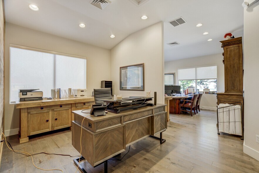 1821 Austin Bluffs Pky, Colorado Springs, CO à vendre - Photo de l’immeuble – Image 2 sur 9