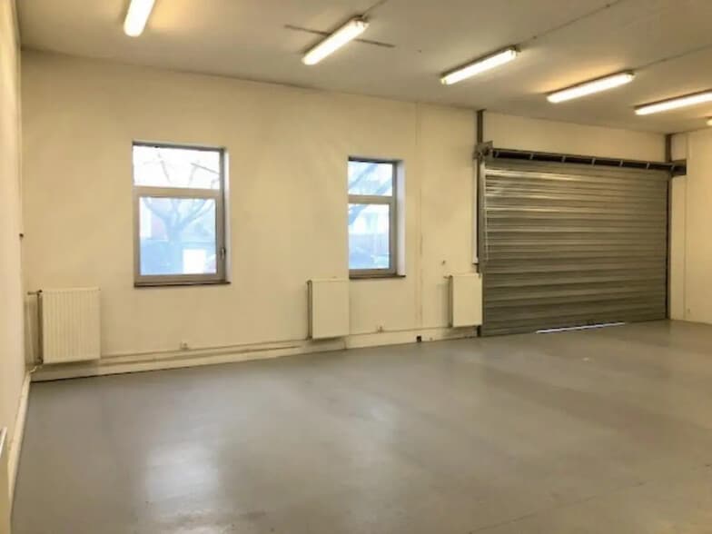 Local d’activités dans Voisins-le-Bretonneux à louer - Photo de l’immeuble – Image 3 sur 15
