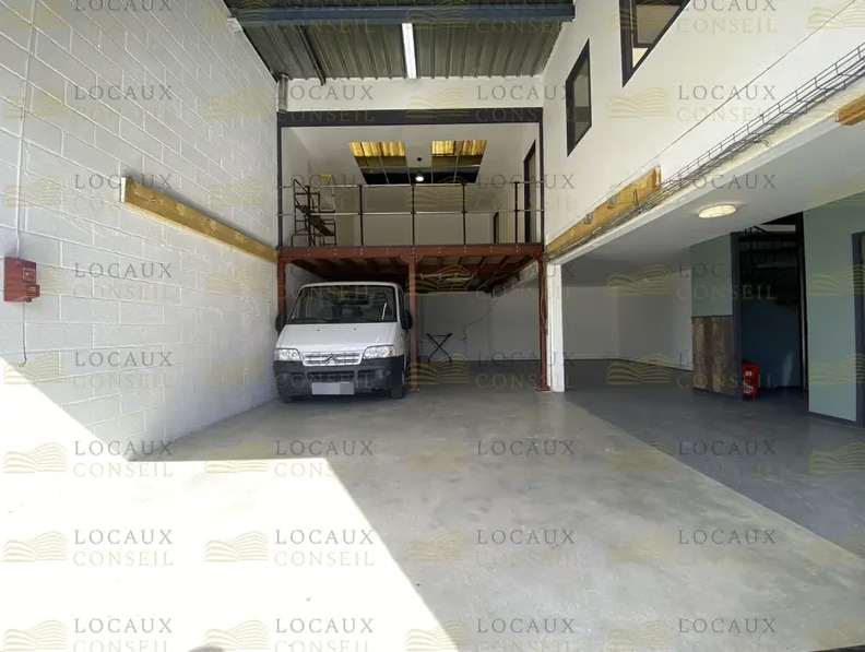 Local d’activités dans Saint-Ouen-l'Aumône à louer Photo principale– Image 1 sur 2