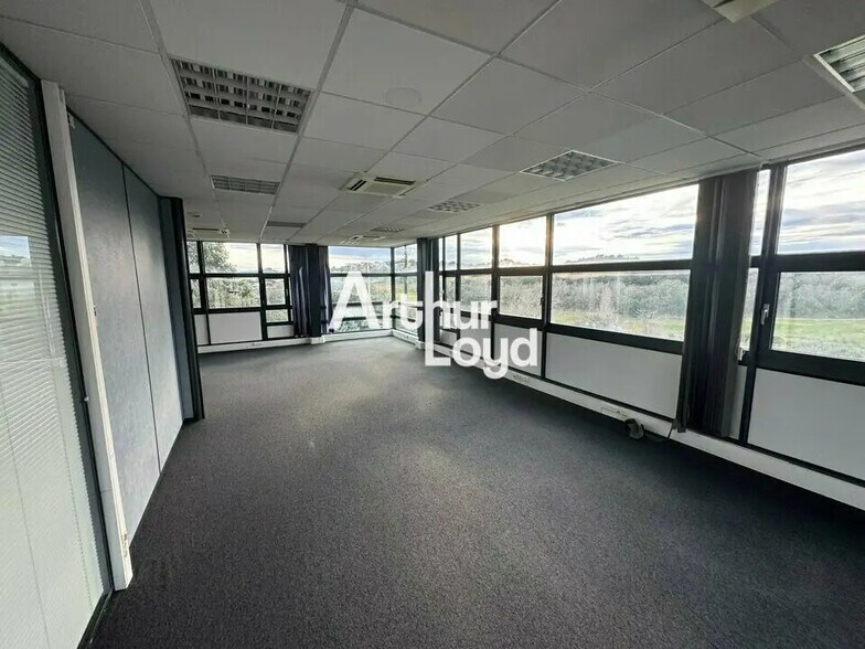 Local d’activités dans SOPHIA ANTIPOLIS à louer - Photo de l’immeuble – Image 3 sur 11