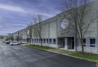 616 Corporate Way, Valley Cottage, NY à louer Photo de l’immeuble– Image 1 sur 4