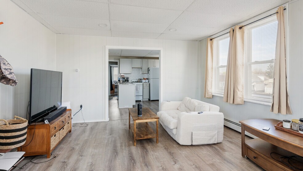 393 Waterman Ave, East Providence, RI à vendre - Photo de l’immeuble – Image 3 sur 28