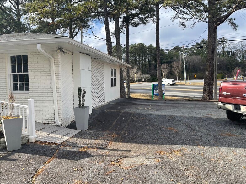 3036 NE Roswell Rd, Marietta, GA à louer - Photo de l’immeuble – Image 2 sur 9