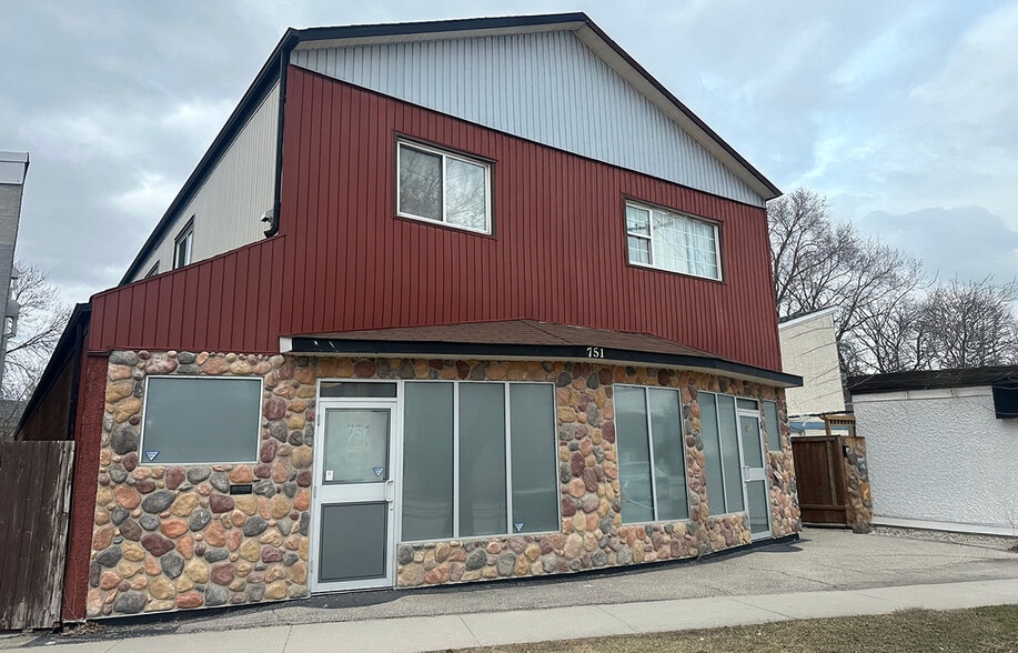 751 St Mary's Rd, Winnipeg, MB à louer - Photo principale – Image 1 sur 5