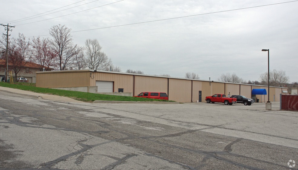 2505 W 40 Hwy, Blue Springs, MO à louer - Photo de l’immeuble – Image 3 sur 9