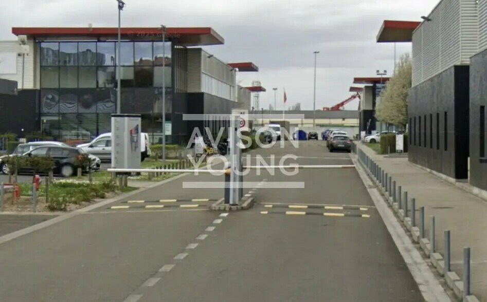 Local d’activités dans La Courneuve à louer - Photo de l’immeuble – Image 3 sur 3