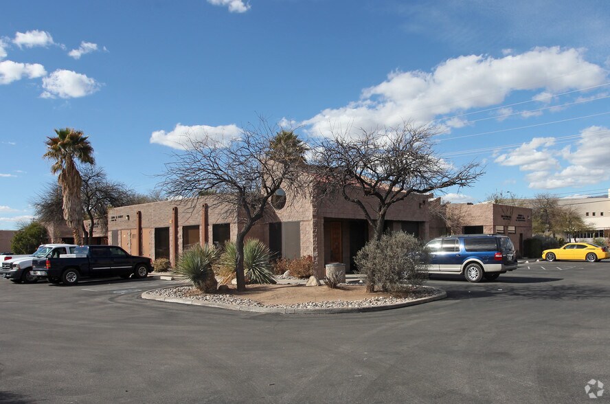 2370 N Wyatt Dr, Tucson, AZ à louer - Photo de l’immeuble – Image 2 sur 2