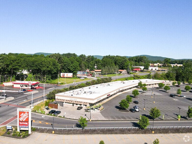 820 State Route 9, Queensbury, NY à louer - Photo principale – Image 3 sur 11