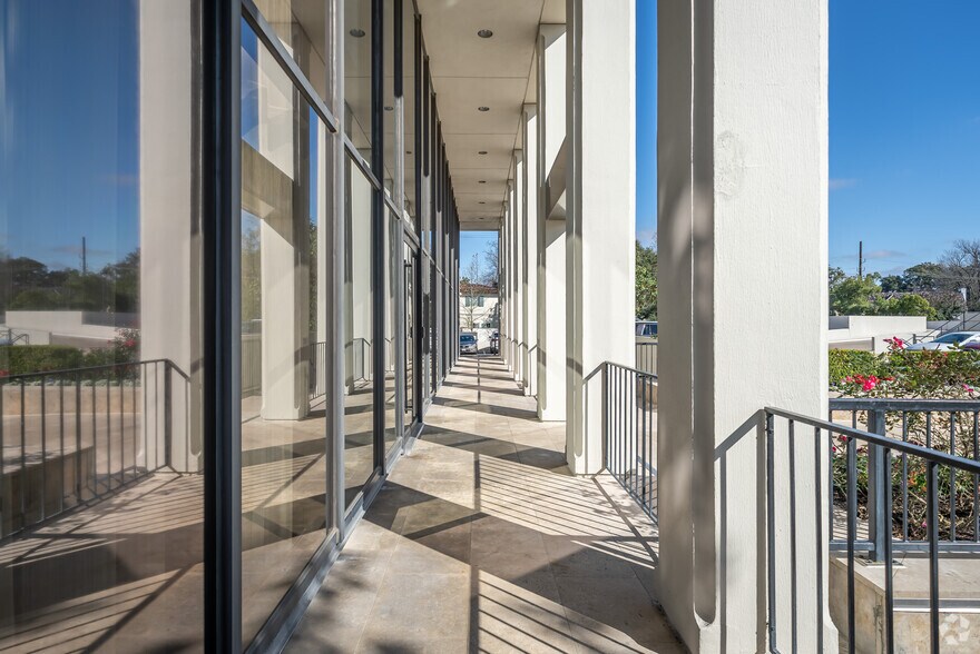 2001 Kirby Dr, Houston, TX à louer - Photo de l’immeuble – Image 3 sur 24