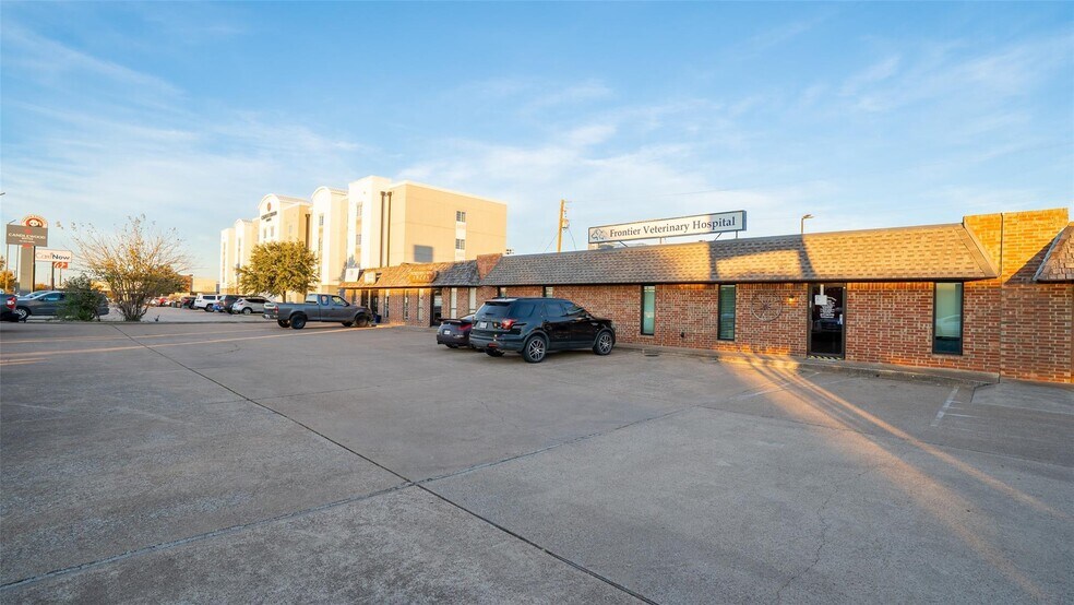 300-324 Jim Wright Fwy, Fort Worth, TX à vendre - Photo de l’immeuble – Image 2 sur 8