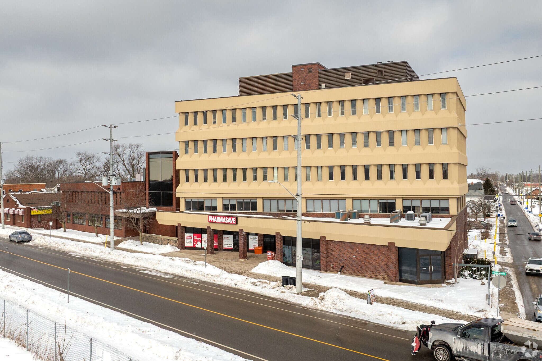 145 Queenston St, St Catharines, ON à louer Photo principale– Image 1 sur 3