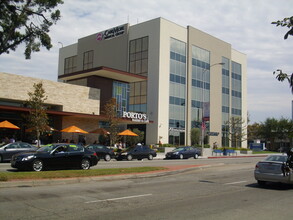 8255 Firestone Blvd, Downey, CA à louer Photo de l’immeuble– Image 1 sur 10