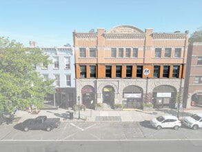 42 W Main St, Riverhead, NY à louer Photo intérieure– Image 1 sur 10