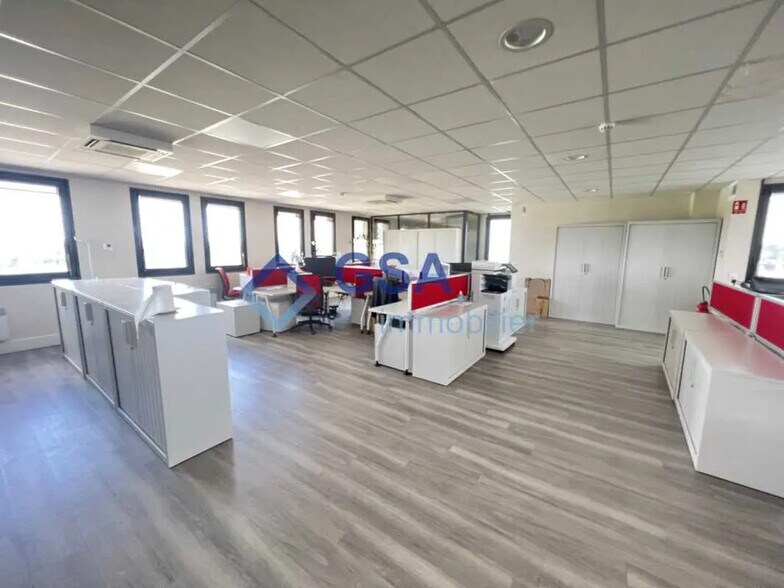 Bureau dans Viry-Châtillon à louer - Photo de l’immeuble – Image 3 sur 8