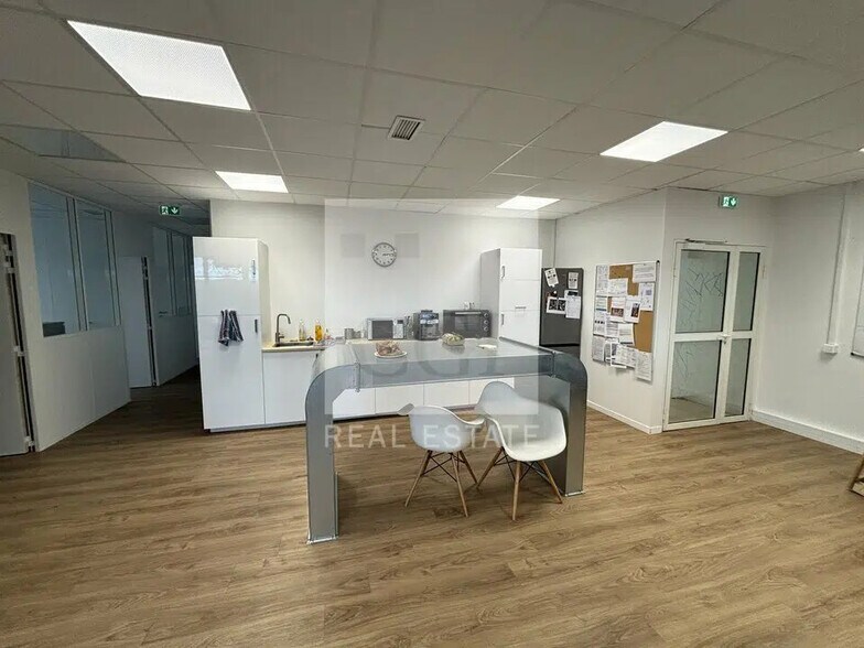 Bureau dans Bron à louer - Photo de l’immeuble – Image 3 sur 12