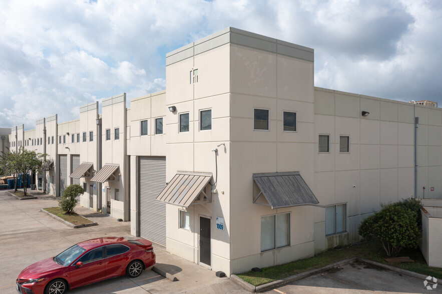 5750 N Sam Houston Pky E, Houston, TX à louer - Photo de l’immeuble – Image 3 sur 14