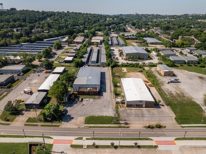 535 W Poplar St, Fayetteville, AR à louer - Photo de l’immeuble – Image 3 sur 39