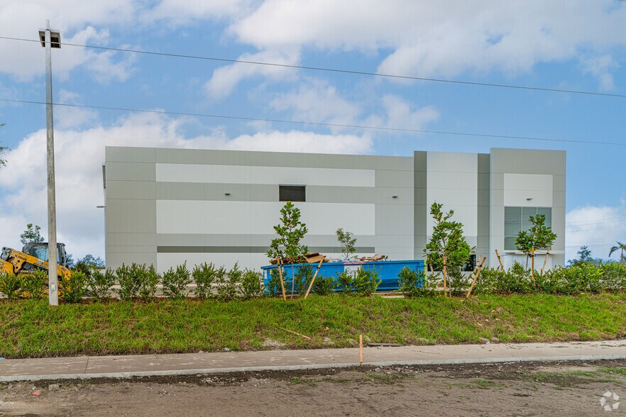 3410 SW 26th Ter, Fort Lauderdale, FL à louer - Photo de l’immeuble – Image 2 sur 3