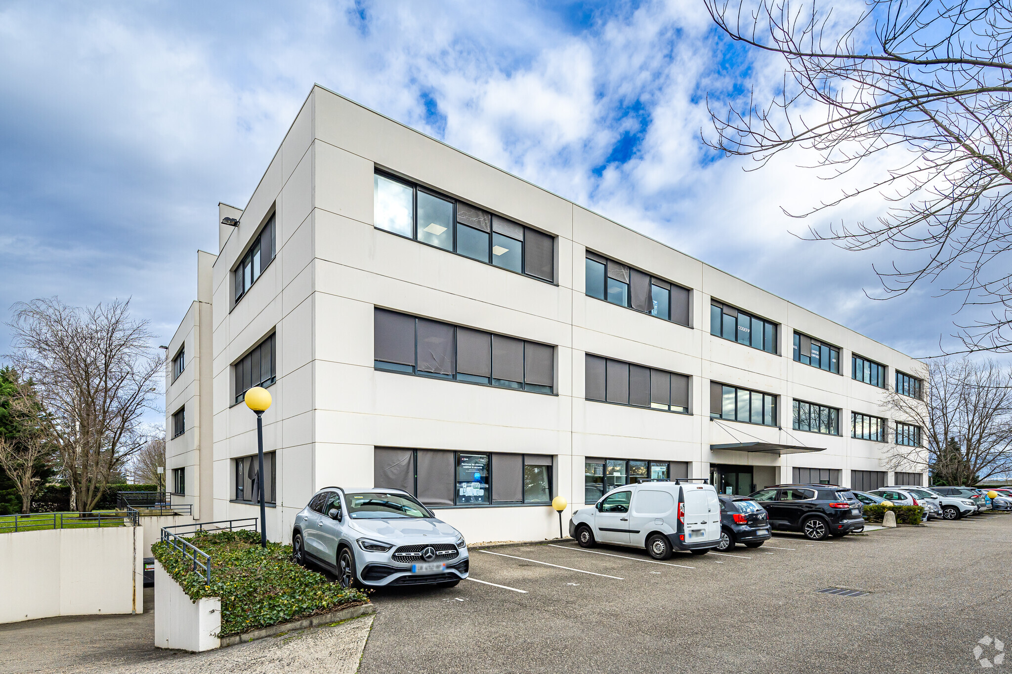 23 Rue Maryse Bastié, Bron à louer Photo de l’immeuble– Image 1 sur 14
