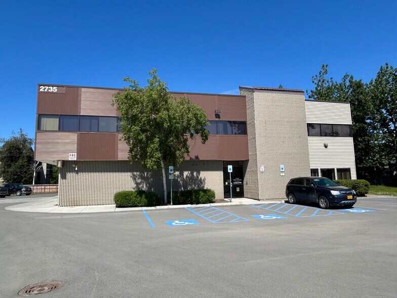 2735 E Tudor Rd, Anchorage, AK à louer - Photo de l’immeuble – Image 3 sur 12