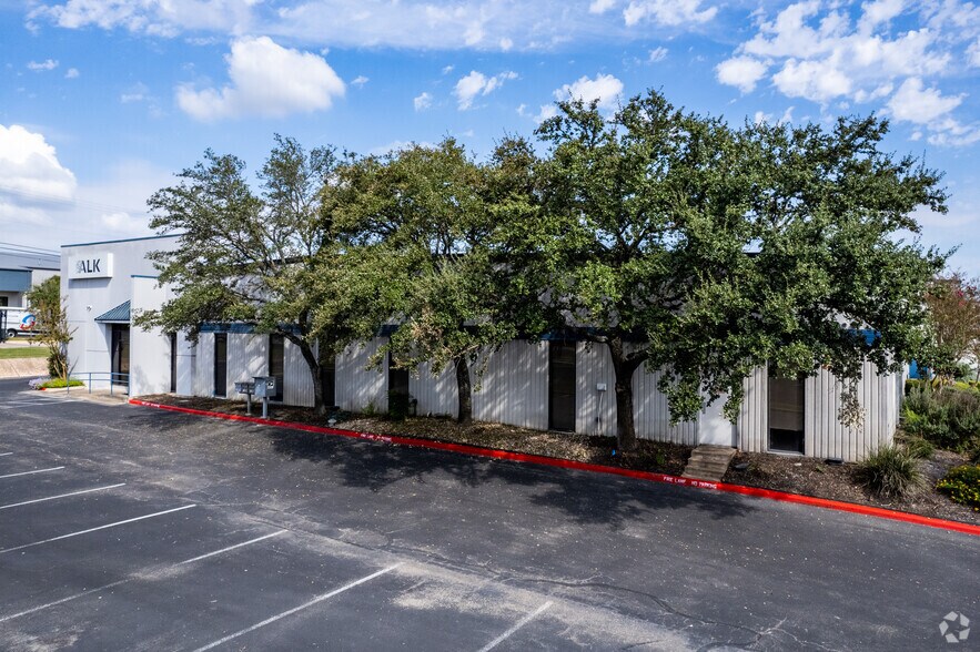 1700 Royston Ln, Round Rock, TX à louer - Photo de l’immeuble – Image 2 sur 17