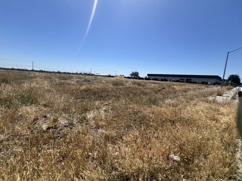 301 Kiernan Ave, Modesto, CA à vendre - Photo de l’immeuble – Image 3 sur 22
