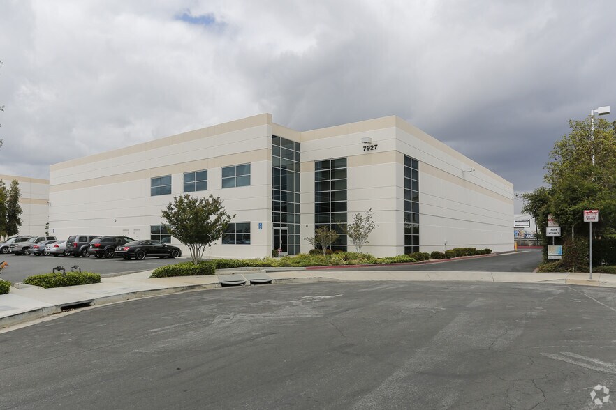 7927 Orion Ave, Van Nuys, CA à louer - Photo de l’immeuble – Image 2 sur 5