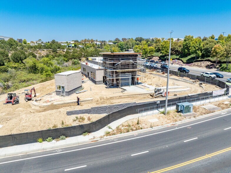 1505 Poinsettia ave, Vista, CA à vendre - Photo de l’immeuble – Image 3 sur 7