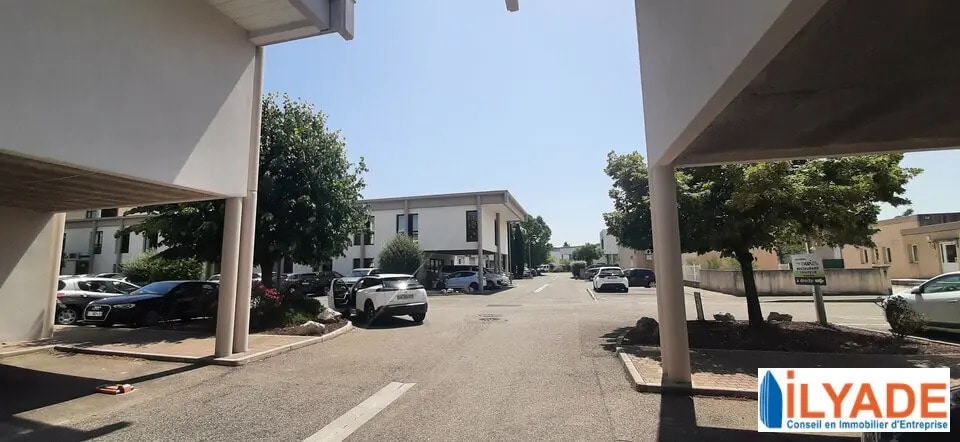 1140 Rue André Ampère, Aix-en-Provence à louer - Photo de l’immeuble – Image 1 sur 7