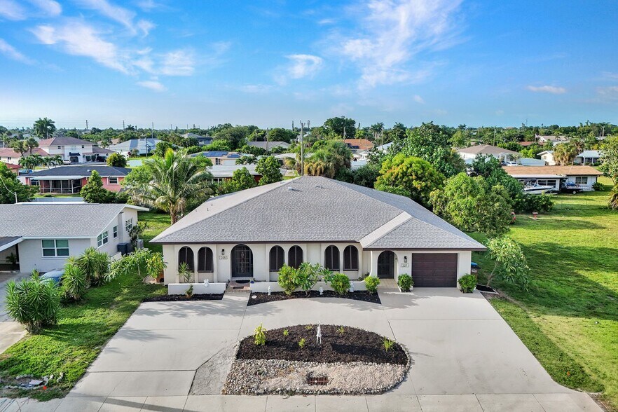 225 Cape Coral Pky E, Cape Coral, FL à vendre - Photo principale – Image 1 sur 26