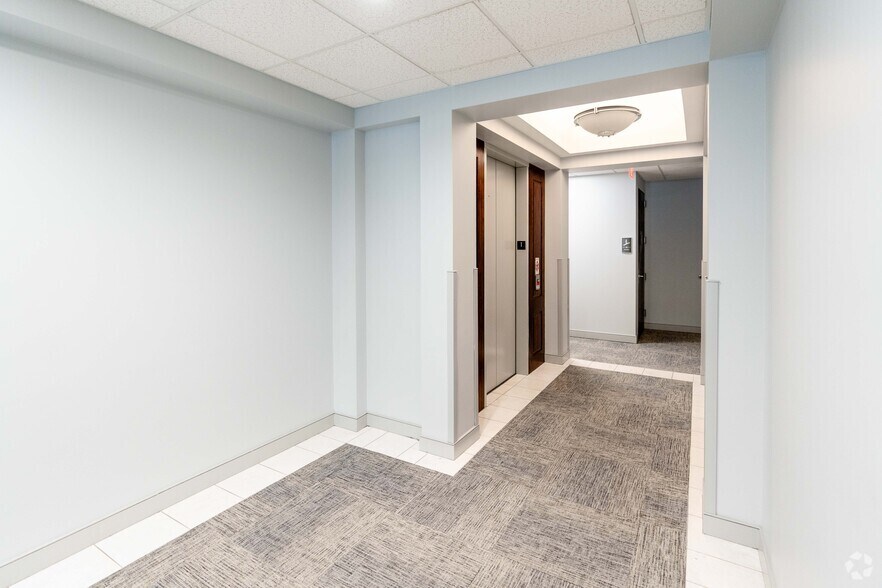 1516 E Franklin St, Chapel Hill, NC à vendre - Hall d’entrée – Image 3 sur 12