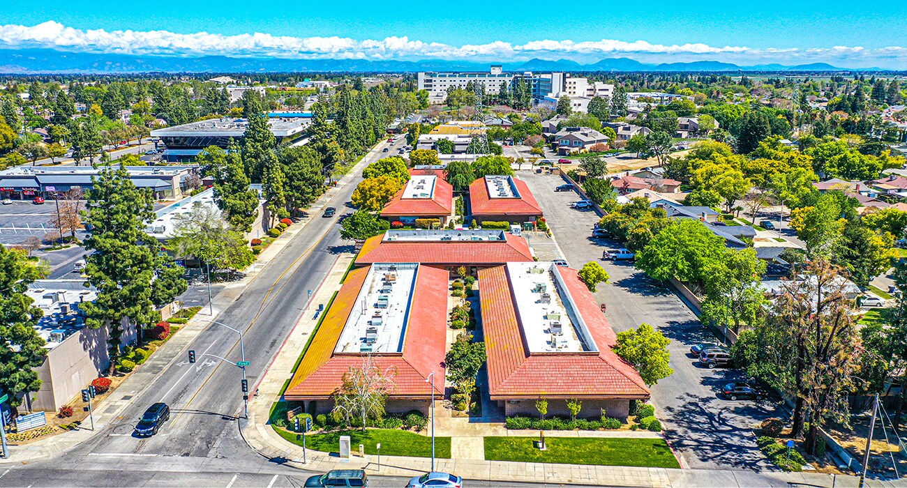 6700 N 1st St, Fresno, CA à vendre Photo de l’immeuble– Image 1 sur 3