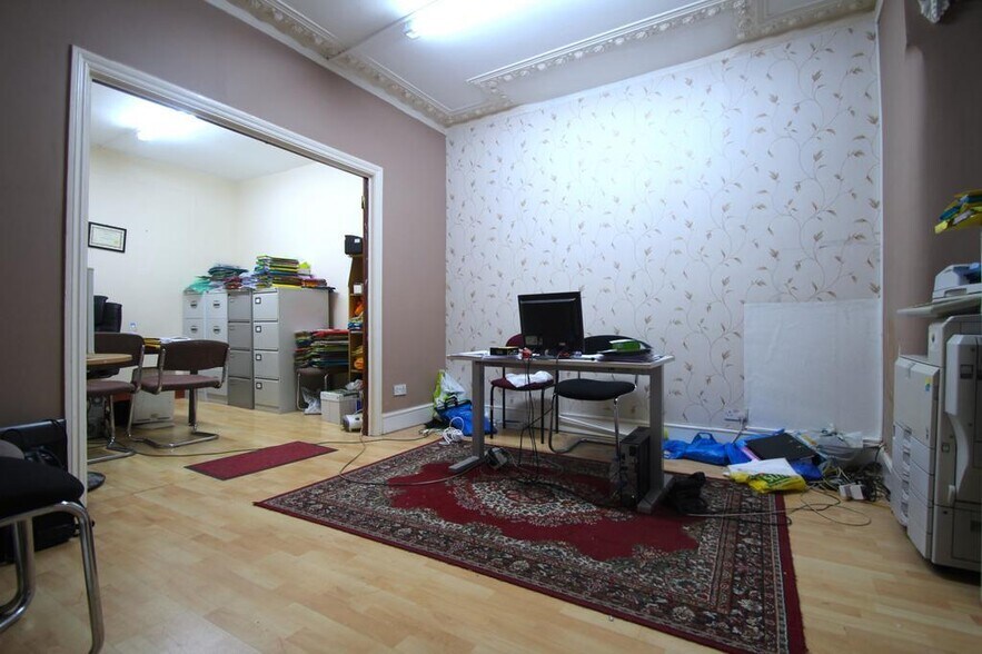 329 High Street North, Londres à vendre - Photo de l’immeuble – Image 3 sur 25