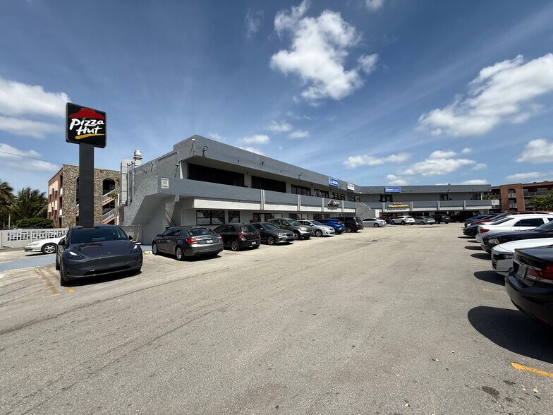 1665 W 68th St, Hialeah, FL à louer - Photo de l’immeuble – Image 1 sur 3