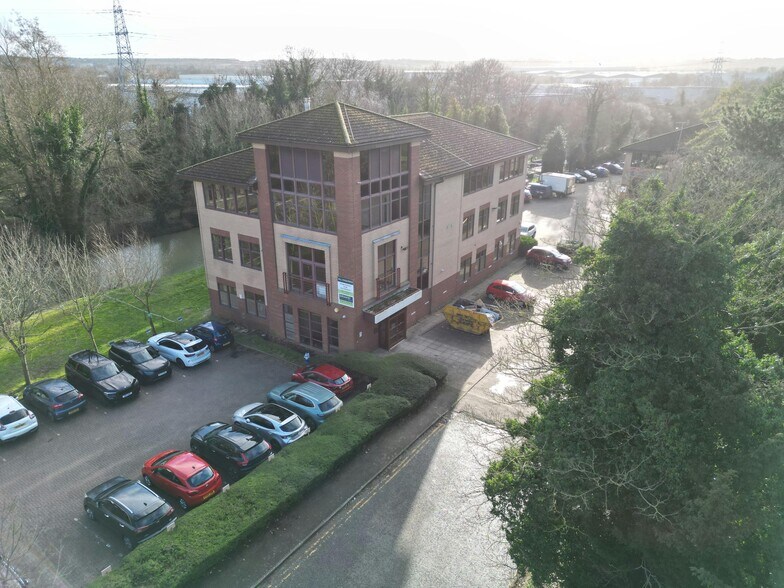 4 Rushmills, Northampton à vendre - Photo de l’immeuble – Image 2 sur 6