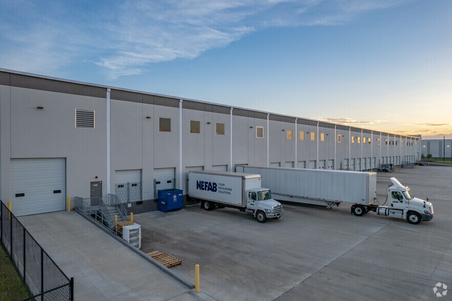 8550 Fallbrook Dr, Houston, TX à louer - Photo de l’immeuble – Image 3 sur 5